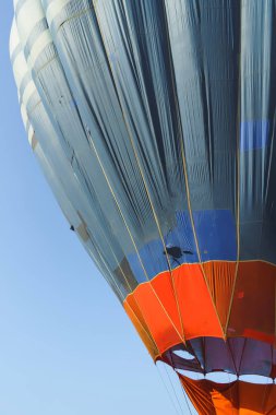 Delikli eski Çok Renkli Sıcak Hava Balonu. Balonun parçaları. Balon Festivali'nde Sıcak Hava Balonları. Öğleden sonra balonlar üzerinde uçan.