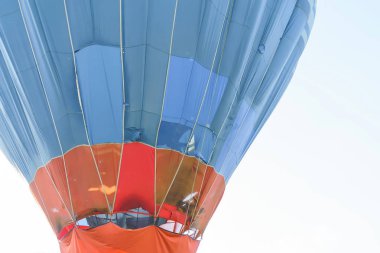 Delikli eski Çok Renkli Sıcak Hava Balonu. Balonun parçaları. Balon Festivali'nde Sıcak Hava Balonları. Öğleden sonra balonlar üzerinde uçan.