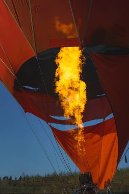 Yangın Çok renkli sıcak hava balonu ile Brülör. Balon Festivali'nde Sıcak Hava Balonları. Kazakistan'da Balon Festivali. Öğleden sonra balonlar üzerinde uçan.