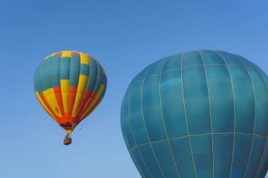 Mavi gökyüzü arka plan üzerinde çok renkli sıcak hava balonu. Balon Festivali'nde Sıcak Hava Balonları. Kazakistan'da Balon Festivali. Öğleden sonra balonlar üzerinde uçan.