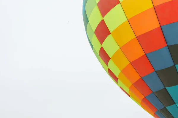 Veelkleurige Heteluchtballon Een Blauwe Hemel Achtergrond Hete Lucht Ballonnen Ballon — Stockfoto