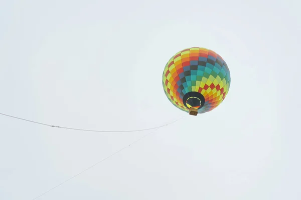 Wielokolorowy Balon Gorącym Powietrzu Niebieskim Tle Nieba Balony Gorącym Powietrzu — Zdjęcie stockowe