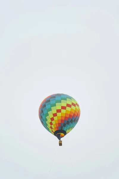 Mavi Gökyüzü Arka Plan Üzerinde Çok Renkli Sıcak Hava Balonu — Stok fotoğraf