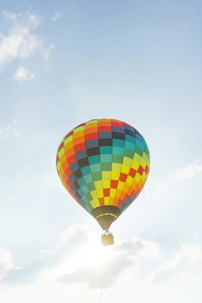 Πολύχρωμο Μπαλόνι Θερμού Αέρα Ένα Γαλάζιο Φόντο Του Ουρανού Αερόστατα — Φωτογραφία Αρχείου