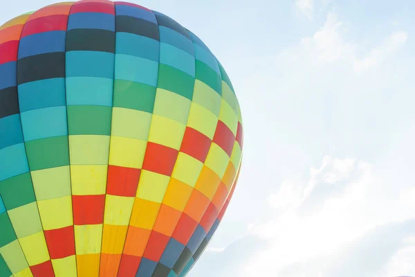 Veelkleurige Heteluchtballon Een Blauwe Hemel Achtergrond Hete Lucht Ballonnen Ballon — Stockfoto