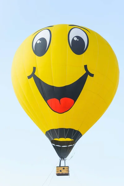 Żółty Balon Buźką Tle Błękitnego Nieba Balony Gorącym Powietrzem Uśmiechem — Zdjęcie stockowe