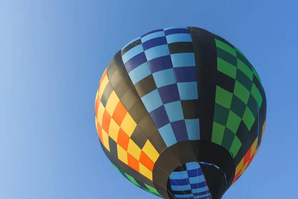 Globo Multicolor Aire Caliente Sobre Fondo Azul Del Cielo Globos — Foto de Stock