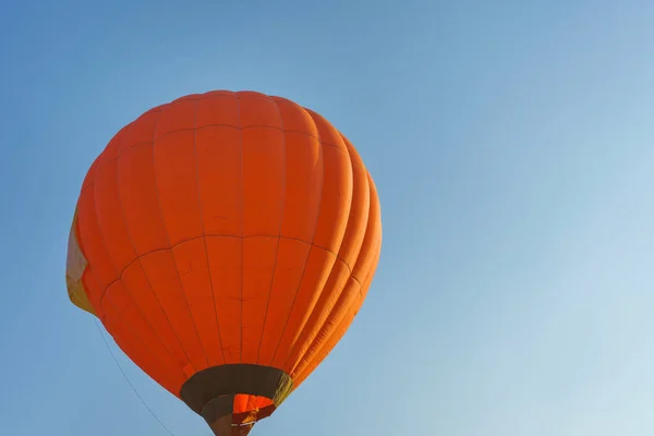 Πορτοκαλί Μπαλόνι Θερμού Αέρα Στο Φόντο Του Μπλε Ουρανού Αερόστατα — Φωτογραφία Αρχείου