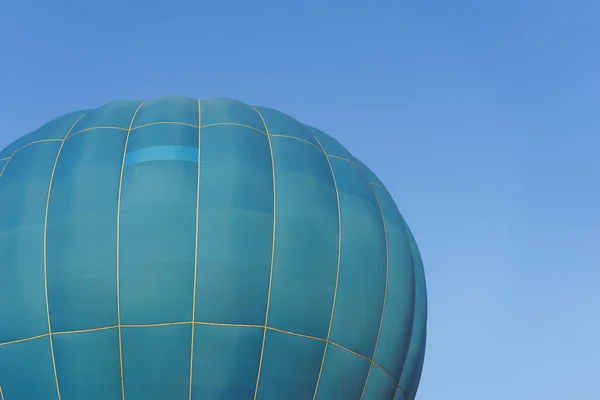 青空の背景に水色の熱気球 バルーンフェスティバルの熱気球 カザフスタンのバルーンフェスティバル 昼間の風船の上を飛ぶ — ストック写真