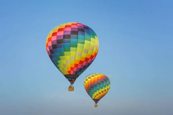 Wielokolorowy Balon Gorącym Powietrzu Niebieskim Tle Nieba Balony Gorącym Powietrzu — Zdjęcie stockowe