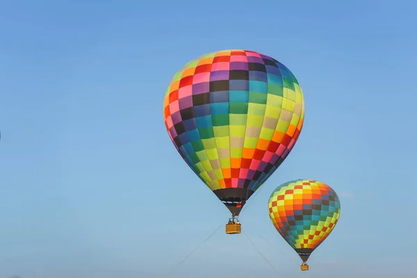 青空の背景に多色の熱気球 バルーンフェスティバルの熱気球 カザフスタンのバルーンフェスティバル 午後の風船の上を飛ぶ — ストック写真