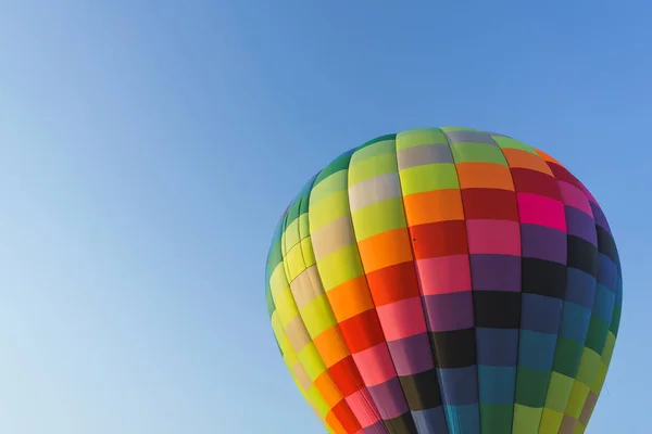Veelkleurige Heteluchtballon Een Blauwe Hemel Achtergrond Hete Lucht Ballonnen Ballon — Stockfoto