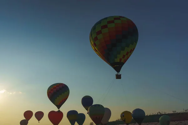 Tarka Hőlégballon Egy Kék Háttérben Hőlégballonok Ballon Fesztivál Balloon Fesztivál — Stock Fotó