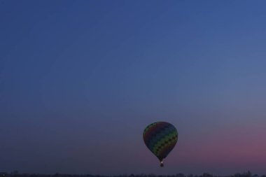 Balon Festivali'nde Gün Batımında Sıcak Hava Balonları. Kazakistan'da Balon Festivali. Gün batımında akşamları aerosilerle uçmak.