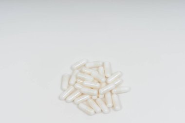 Beyaz arka planda beyaz hap kapsülleri. Jelatin kapsüller şeklinde beslenme takviyeleri. Hyaluronik asit kapsülleri vegan selüloz kaplamasında.