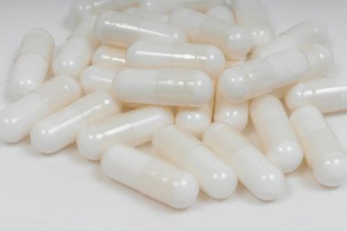 Beyaz arka planda beyaz hap kapsülleri. Jelatin kapsüller şeklinde beslenme takviyeleri. Hyaluronik asit kapsülleri vegan selüloz kaplamasında.
