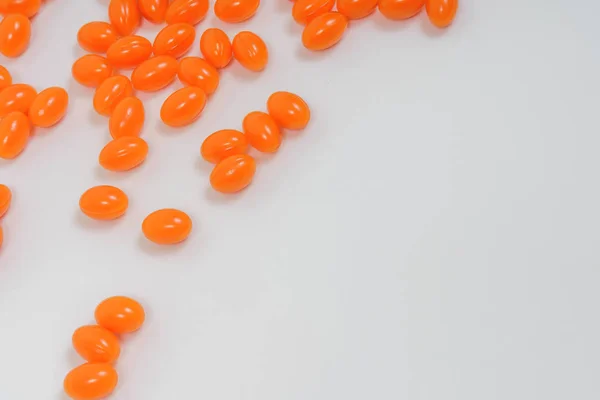 Oranjekleurige Vloeibare Beetje Softgel Witte Achtergrond Voedingssupplementen Enzym Q10 Vegan — Stockfoto
