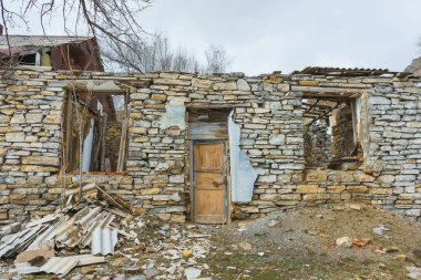 Kazakistan'ın Türkistan bölgesindeki Bayzhansay köyü. Terk edilmiş maden köyü. Eski harap evler. Eski mimari kalıntıları.