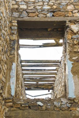 Kazakistan'ın Türkistan bölgesindeki Bayzhansay köyü. Terk edilmiş maden köyü. Terk edilmiş harap ev. Eski mimari kalıntıları.