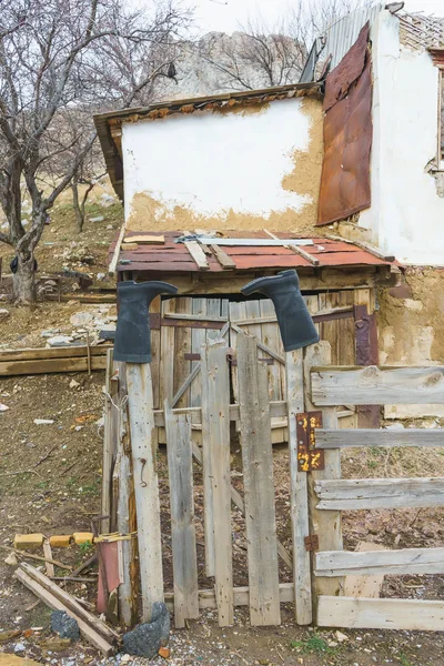 哈萨克斯坦图尔克斯坦地区的贝赞赛村 废弃的采矿村 破旧的房屋 挂在木栅栏上的橡胶靴 — 图库照片