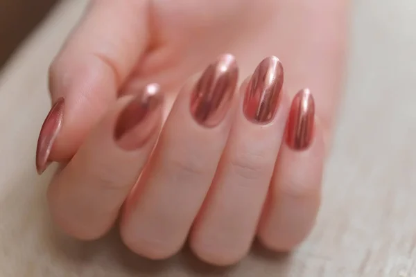 Manicure Rosa Claro Cor Brilhante Mãos Rapariga Textura Pele Unhas — Fotografia de Stock