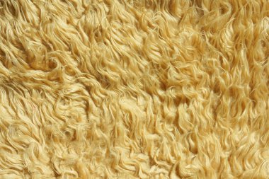 Kahverengi kısa kürk doku. Kahverengi soyut arka plan. Merinos cilt olarak sarı kahverengi yapay kürk.