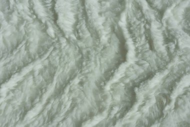 Beyaz kısa kürk doku. Beyaz soyut arka plan. Bulutlar gibi beyaz yapay kürk.
