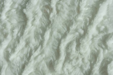Beyaz kısa kürk doku. Beyaz soyut arka plan. Bulutlar gibi beyaz yapay kürk.