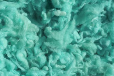 Doku parlak su mavisi yün iplik. Deniz yeşili soyut arka plan. Örgü için renkli yün.