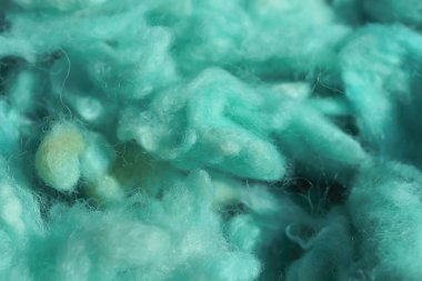 Doku parlak su mavisi yün iplik. Deniz yeşili soyut arka plan. Örgü için renkli yün.