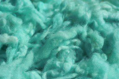 Doku parlak su mavisi yün iplik. Deniz yeşili soyut arka plan. Örgü için renkli yün.