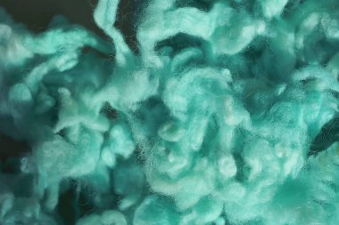 Doku parlak su mavisi yün iplik. Deniz yeşili soyut arka plan. Örgü için renkli yün.