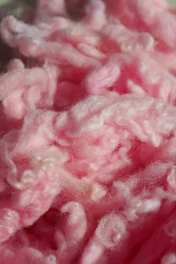 İplik için açık pembe yün doku. Pembe soyut arka plan. Örgü ve keçe için renkli yün.