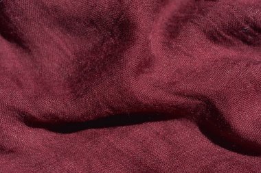 Koyu pembe kumaş dokusu. Kumaş rengi Marsala dokusu. Bordo atkı yakın çekim. Kadın kırmızı çaldı.