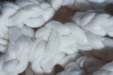 At kuyruklu bir iplik için beyaz yün dokusu. Beyaz soyut arka plan. Örgü örmek için beyaz yün.