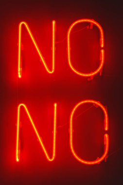 Kırmızı neon işareti karanlık duvarda değil. Dekoratif eleman. Kafede neon tabelası var. Duvarda dekoratif ışık lı yazıt.