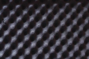 Akustik köpük kauçuk doku. Hücrelerle soyut koyu gri arka plan. Ses ve gürültü yalıtımı için malzemeler.