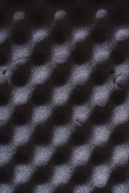 Akustik köpük kauçuk doku. Hücrelerle soyut koyu gri arka plan. Ses ve gürültü yalıtımı için malzemeler.