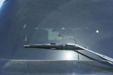 Siyah arabanın tozu. Tozlu metal yüzey. Kirli siyah crossover vücut. Clay kırsal bir geziden sonra araba.