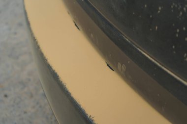 Siyah arabanın tozu. Tozlu metal yüzey. Kirli siyah crossover vücut. Clay kırsal bir geziden sonra araba.