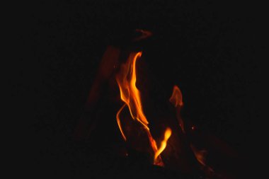 Siyah bir arka plan üzerinde ateş alevleri. Gece şenlik ateşi. Yanan odun.