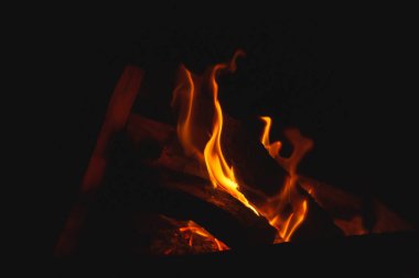 Siyah bir arka plan üzerinde ateş alevleri. Gece şenlik ateşi. Yanan odun.