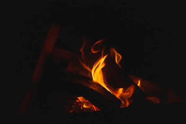 黑色背景上的火焰 夜晚的篝火薪火的柴火 — 图库照片
