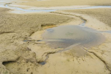 Gölet kurutuyor. Kuru çatlak toprağın dokusu. Çevre sorunu.