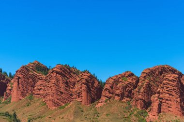 Dağ geçidi Jety Oğuz. Kumtaşı'ndan kırmızı kayalar. Kırgızistan'da dinlenin. Issyk Kul Gölü bölgesinde doğa.