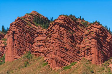 Dağ geçidi Jety Oğuz. Kumtaşı'ndan kırmızı kayalar. Kırgızistan'da dinlenin. Issyk Kul Gölü bölgesinde doğa.