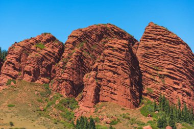 Dağ geçidi Jety Oğuz. Kumtaşı'ndan kırmızı kayalar. Kırgızistan'da dinlenin. Issyk Kul Gölü bölgesinde doğa.