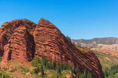 Dağ geçidi Jety Oğuz. Kumtaşı'ndan kırmızı kayalar. Kırgızistan'da dinlenin. Issyk Kul Gölü bölgesinde doğa.
