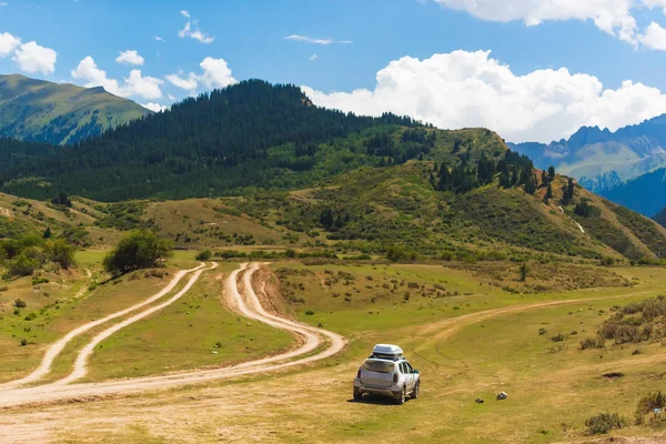 Das Auto Fährt Hügeligem Gelände Bergschlucht Steg Oguz Ruhe Kyrgyzstan — Stockfoto