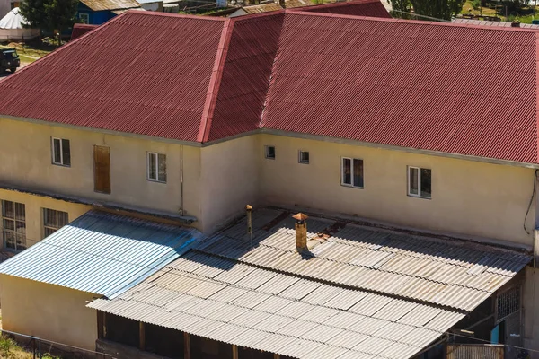 Czerwony Metal Karbowany Dach Domu Spoczywaj Kirgistanie Duży Dom Pobliżu — Zdjęcie stockowe